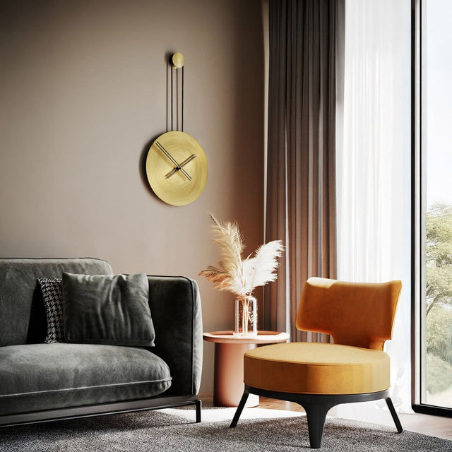 Moderne, goldene Voglana Wanduhr für Wohnzimmer mit minimalistischem Design an einer eleganten Wohnzimmerwand